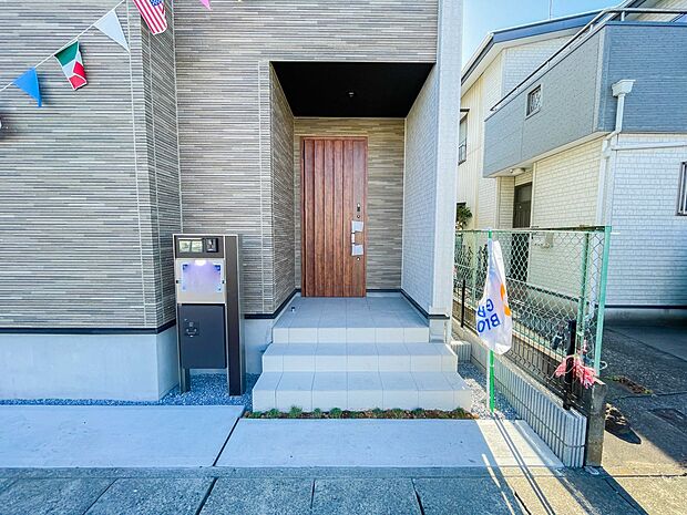 玄関前に季節のお花を置いて可愛く演出してみてはいかがですか。楽しいお家造りが待っています。