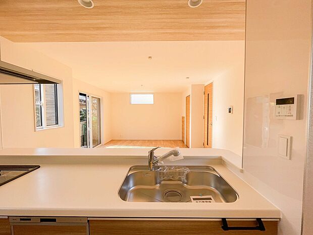 カウンターキッチンは広くて収納力もあるので、快適に料理をすることができます。食器や炊事用具を手の届くところに配置しやすいため調理もスピーディーです。