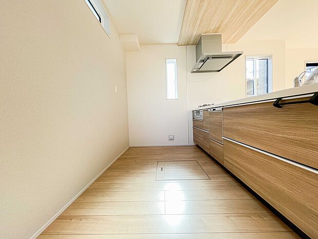 明るい自然光が入る作業スペースを多くとったキッチン採用。夫婦揃ってキッチンに立っても調理がしやすく、家事をしながら会話も弾みます。食器類もすっきりと片付く収納力。