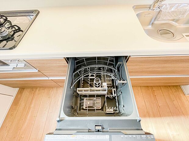 ビルトイン食器洗乾燥機完備。家事のお手伝いをしてくれる奥様の味方です。食器を洗っている間にお掃除など、様々なシーンで家事の時短に役立つ食洗機。省スペースのビルトインタイプを採用致しました。