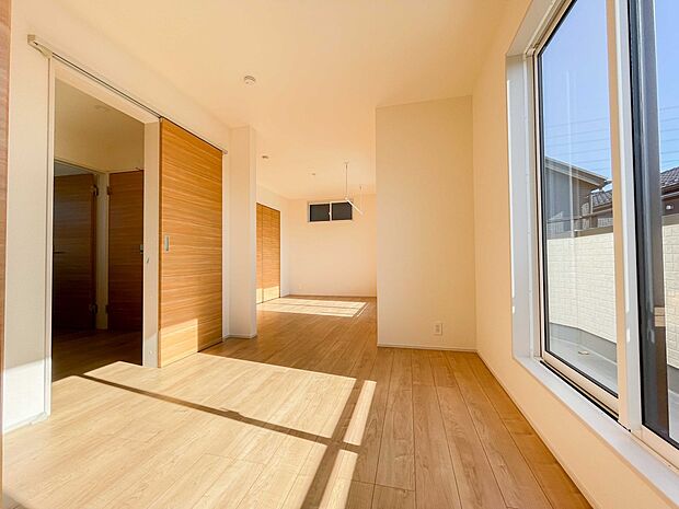 バルコニーに直接出入りできるお部屋です。ちょっと外の空気を吸いたい時や、ベランダでミニガーデニングなども楽しめそうです。