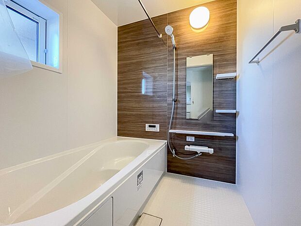 窓がある浴室は心地よいバスタイムを演出してくれます。早起きした日は朝風呂で一日の始まりです。