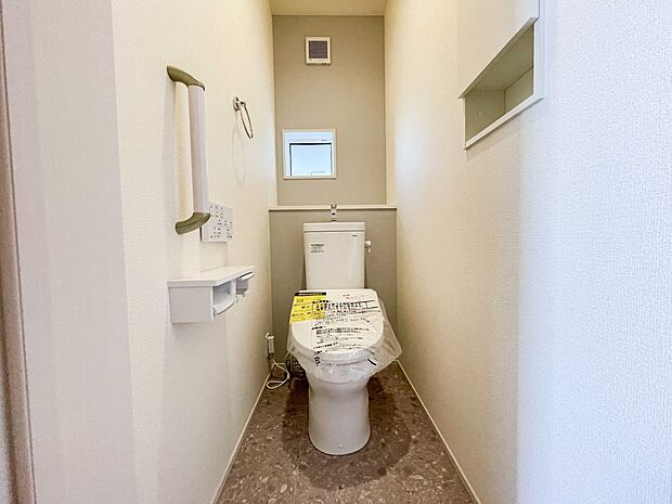 小窓を設置する事により明るく、通気性の良いトイレとなっております。中はゆとりのある大きさを確保しておりますので、ゆったりとお使い頂けます。