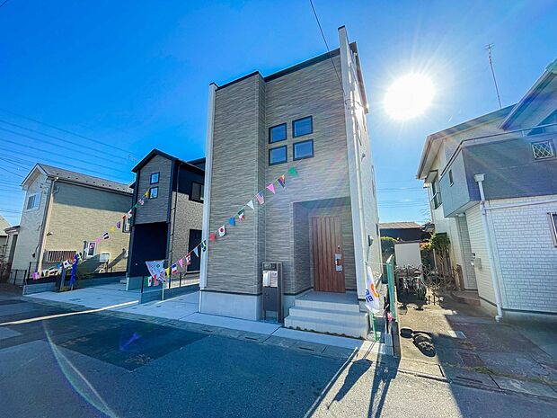 堂々たる趣ながら、主張し過ぎずどこか余裕を感じさせるシャープなフォルムで佇む邸宅は、晴天の空と照らし合わせる事で、本来あるべき完成形の姿を見せてくれます。