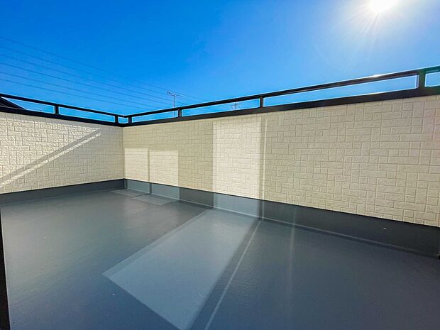 2階と3階にバルコニーがあります。洗濯物を干したり、布団を干したり、ゴミを一時保管したり…　