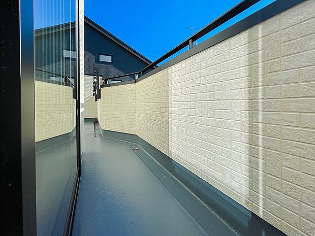 南バルコニーから差し込む陽光・通風は、住環境・快適性と共に有り続ける貴重な「財産」です。この新築戸建に住まう事で手に入れるものは、きっと日常にとっても貴重な存在となるはずです。