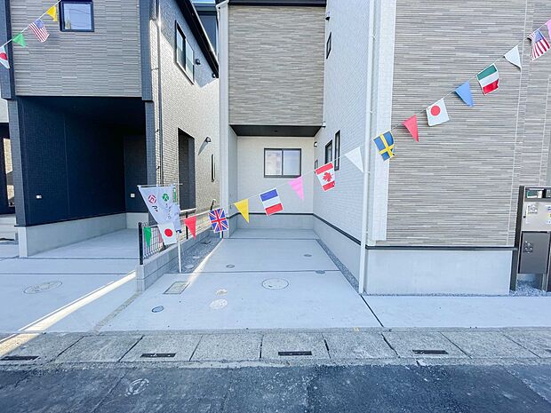 ビルトインガレージは、車がきれい。ビルトインガレージなら「野ざらし、雨ざらし、吹きさらし」になりません。汚れやいたみは減り、車の掃除もラクになります。