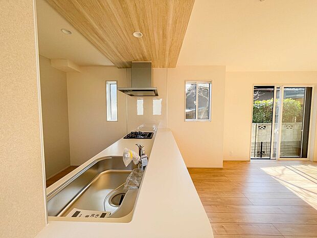 人工大理石のワークトップやシンクは、水を流しただけできれいになったように見えます。白いキッチンは明るく清潔感があり、とっても素敵です。