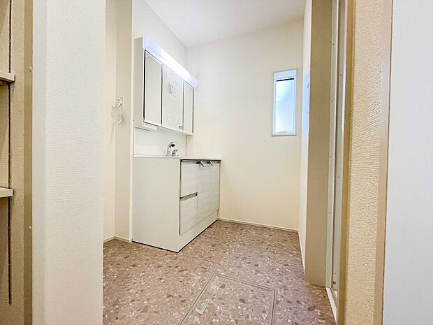 広い脱衣所、洗面台も大きなサイズを設置。建売では見ない広さと解放感。