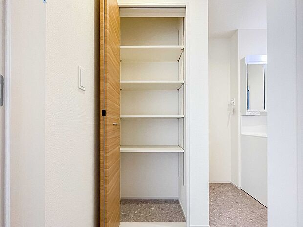 タオルやパジャマ、下着、掃除用品などランドリーに置きたいアイテムを一気に収納してくれる、あると便利サニタリー収納。