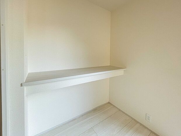 LDKの一角にカウンターを設けたスペース。キッチンで料理をしながらお子様の勉強する様子がうかがえ、いっしょに宿題をしたりとコミュニケーションの場にもなります。