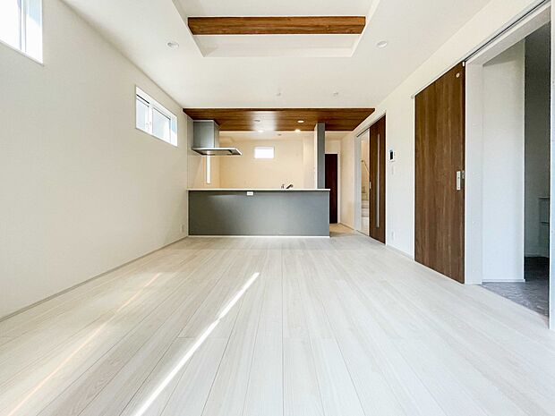 16帖以上のリビング。収納スペースがあります。何かと物が増えてします場所なので収納スペースがあるととても便利です。