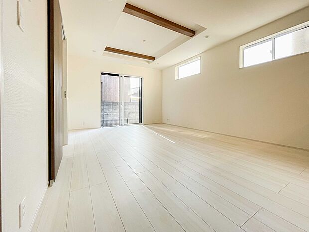 天井の中央部分を周囲より一段高くとったデザインを折上天井といいます。部屋に立体的な奥行きを生み出し、スタイリッシュな空間を演出します。天井を広く見せる視覚的効果も