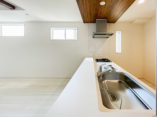 キッチン吊戸棚を無くす事によって、コミュニケーションを重視した設計に致しました。区画によって変わる一体感を、実際にご覧になって頂けましたらと思います。 