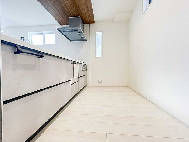 明るい自然光が入る作業スペースを多くとったキッチン採用。夫婦揃ってキッチンに立っても調理がしやすく、家事をしながら会話も弾みます。食器類もすっきりと片付く収納力。