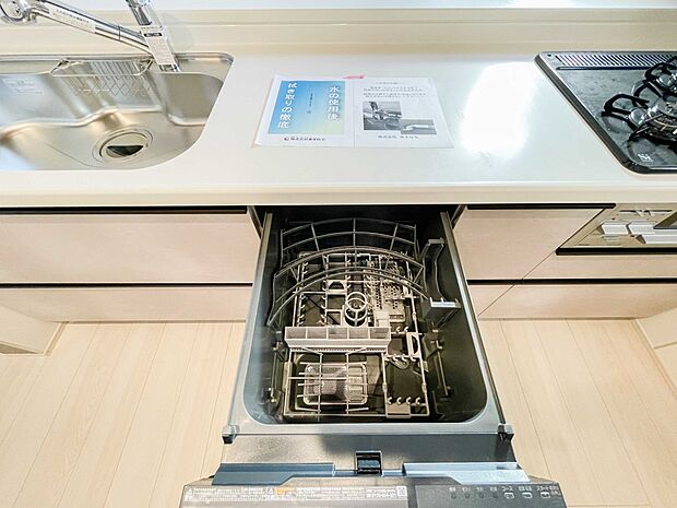 ビルトイン食器洗乾燥機完備。家事のお手伝いをしてくれる奥様の味方です。食器を洗っている間にお掃除など、様々なシーンで家事の時短に役立つ食洗機。省スペースのビルトインタイプを採用致しました。