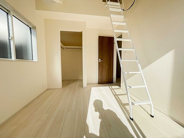 ロフトへはこのハシゴを使って行き来します。