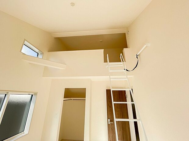 秘密基地のように遊べるロフトはお子様がワクワクする空間