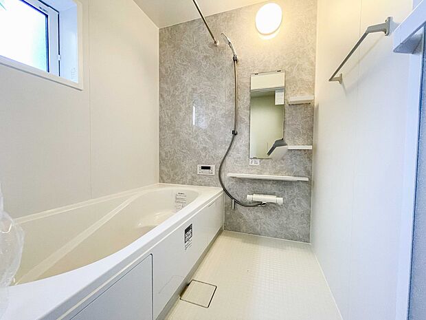 窓がある浴室は心地よいバスタイムを演出してくれます。たまには本を読みながら半身浴もいいですね。