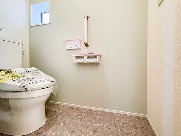 小窓を設置する事により明るく、通気性の良いトイレとなっております。中はゆとりのある大きさを確保しておりますので、ゆったりとお使い頂けます。 