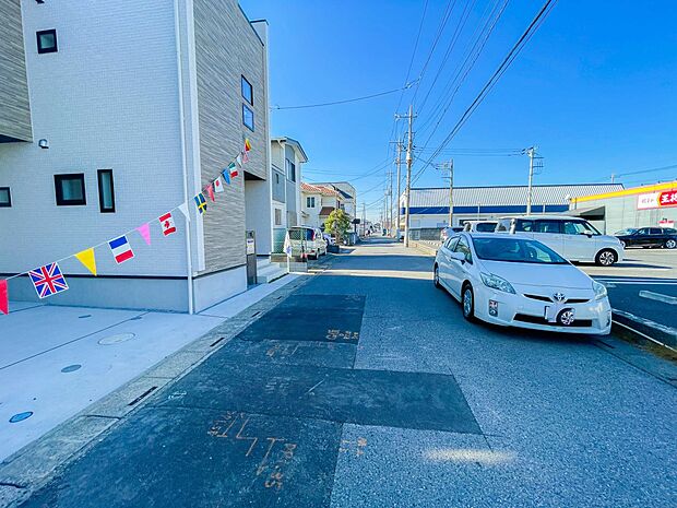 前面道路は6ｍあり広いので駐車も楽ちん。