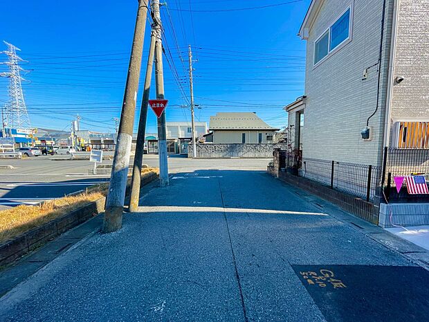 都会的な、ハイセンスな時間とともに、対照的な成熟した街並みを併せ持つことも、この邸宅の大きな特徴です。完成した現地をご体感下さい。