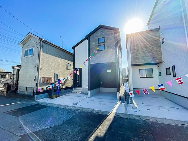 街に溶け合う美しい景観と、採光や風通しを考えて設計された間取り。近隣の視線を考え調整した窓位置など、外観だけでなく、住まうご家族の心地よさを最優先しました。