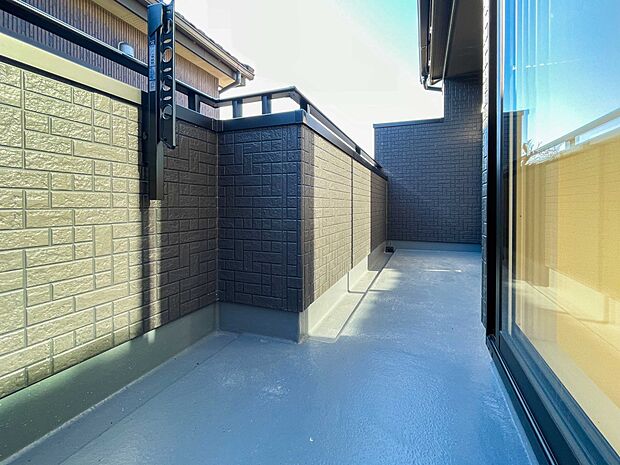 青い空が近くに感じるバルコニーは、爽やかな風をお部屋へ運んでくれます。