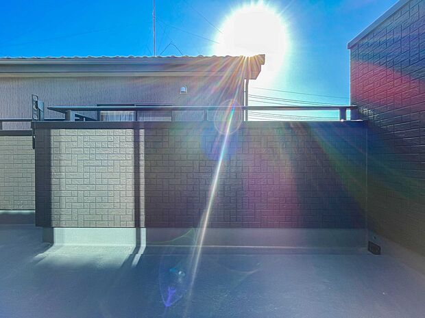 南向きバルコニーから明るい陽射しと爽やかな風がお部屋へと流れ込む、心地よい空間です。2部屋続きなのでお布団も沢山干せますね。