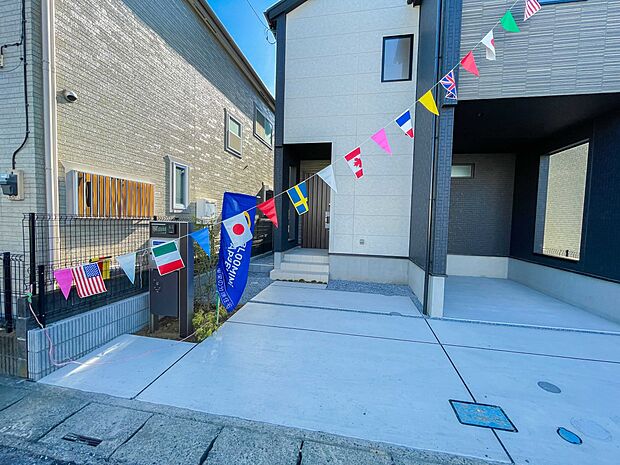 カースペース並列2台可。道路に面したカースペースが2台分あるので、縦列2台のカースペースの様に面倒な車の入替えは必要ありません。ストレスフリーなカーライフを満喫できます。