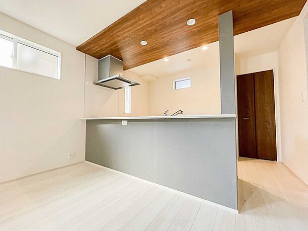 お料理できたらカウンターから手渡しができます。家族で会話をしながらお料理を楽しく。