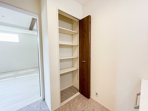 かさばるタオル類も、すっきりしまって使いやすく。収納物の量に合わせて、可動棚を調整できます。