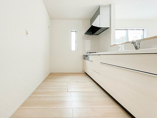 明るい自然光が入る作業スペースを多くとったキッチン採用。夫婦揃ってキッチンに立っても調理がしやすく、家事をしながら会話も弾みます。食器類もすっきりと片付く収納力。