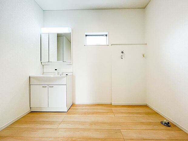 明るい清潔感のある洗面所は、鏡も大きくシンクが広々。朝の支度も楽にこなせます。