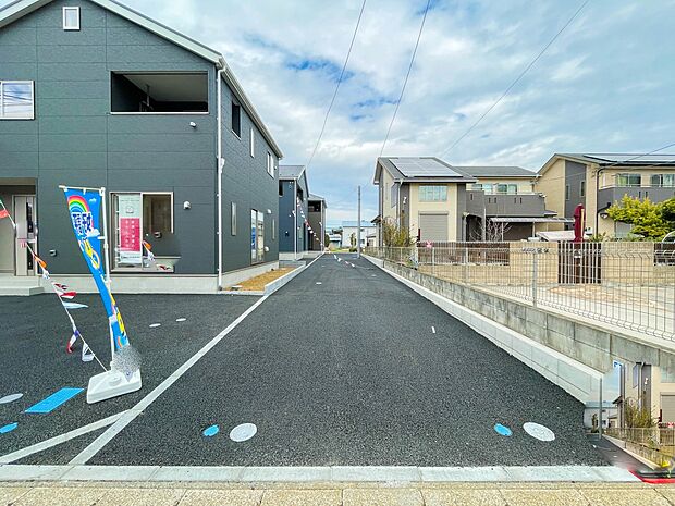 前面道路でお車を駐車するのも楽々。