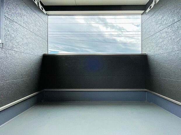 インナーバルコニーは広々。雨の日も安心なスペースがあります。お洗濯だけではもったいない。