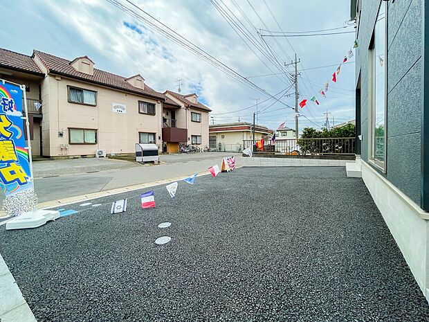 ゆったりとした駐車スペースを確保いたしましたので、大きめのお車でも駐車可能です。自転車やバイクなど、ゆとりのある敷地で置き場所に困ることはないでしょう。