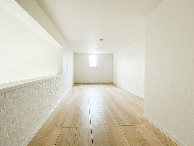 ロフト。適度なこもり感があり、秘密基地のように遊べるロフトはお子様がワクワクする空間の一つ。寝室や吹抜けでつながるリビングの上にあることで親の存在を感じ、安心して遊ぶことができます。