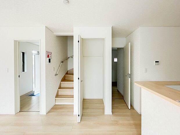 階を移動する際にリビングを通る、リビングイン階段。自然なかたちで家族が集まるため、お子様の個室が2階にある場合でも、毎日の挨拶や会話が増えやすくなります。