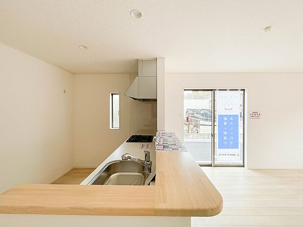 忙しい朝でも家族揃って食事をして頂ける、ゆとりある大きさのダイニングスペース。奥様の手料理をカウンター越しに受けとって頂き、テーブルで囲む素敵な時間を存分にお愉しみ下さい。