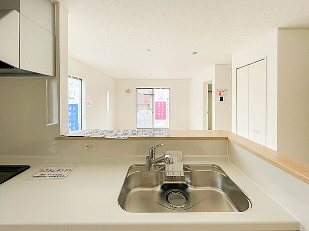 人工大理石のワークトップやシンクは、水を流しただけできれいになったように見えます。白いキッチンは明るく清潔感があり、とっても素敵です。