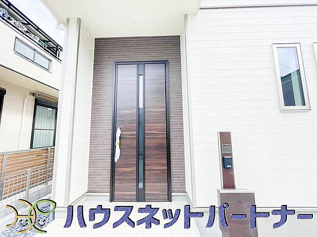 玄関の扉を開けると家族の待つお家。幸せを感じる瞬間です。