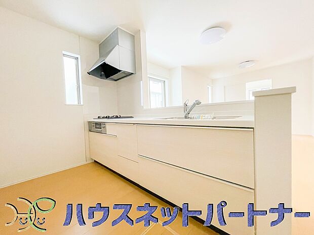 明るい自然光が入る作業スペースを多くとったキッチン採用。夫婦揃ってキッチンに立っても調理がしやすく、家事をしながら会話も弾みます。食器類もすっきりと片付く収納力。