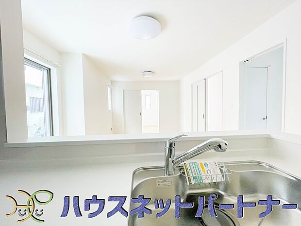 人工大理石のワークトップやシンクは、水を流しただけできれいになったように見えます。白いキッチンは明るく清潔感があり、とっても素敵です。