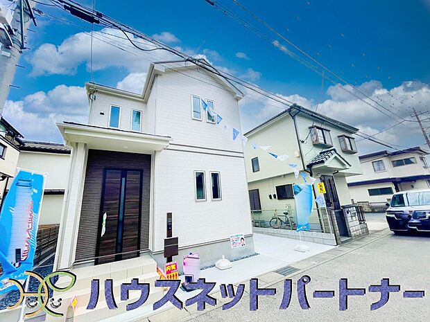 街に溶け合う美しい景観と、採光や風通しを考えて設計された間取り。近隣の視線を考え調整した窓位置など、外観だけでなく、住まうご家族の心地よさを最優先しました。