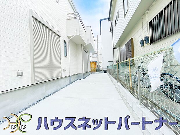 通勤や家族の送迎など、毎日の生活にマイカーが欠かせない方にとって駐車場は大事な条件。敷地内にカースペースがあれば、お出かけやお買い物の際の搬入出もらくらくです。