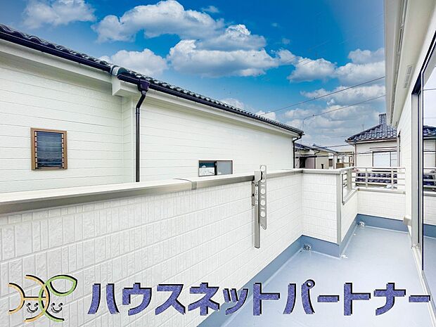 朝の澄んだ空気や、夕方に吹く清々しい風を五感で感じられるバルコニー。住まいの中で唯一屋外にあって、本当の自然を感じられるスペースです。