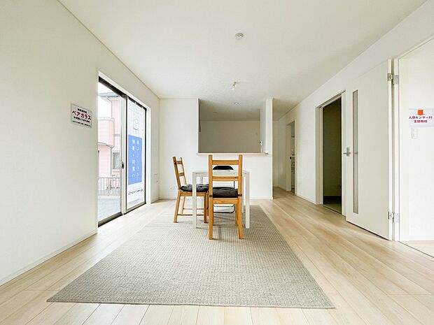 家族でくつろぐリビングは16帖。日当たりも良く、風通しも優れています。