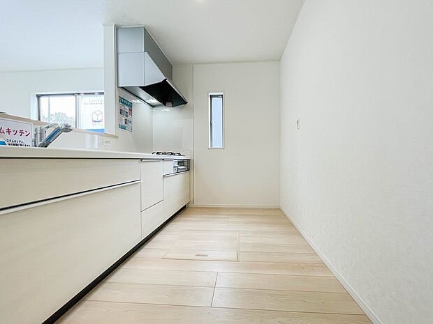 明るい自然光が入る作業スペースを多くとったキッチン採用。夫婦揃ってキッチンに立っても調理がしやすく、家事をしながら会話も弾みます。食器類もすっきりと片付く収納力。