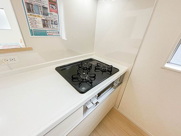 三口コンロで料理の幅を拡げてくれる使いやすいシステムキッチンを採用。洗い場も大きいので野菜や食器を洗ったりする際にも捗り、奥様の強い味方となってくれるはずです。